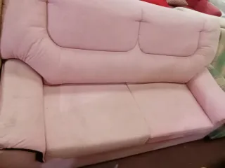 Sofá rosa de tela