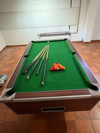 Mesa de billar con tacos y bolas medidas2;14x1;22