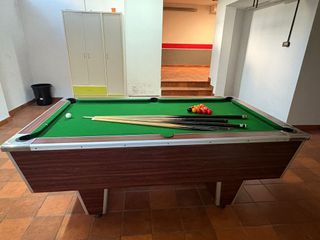 Mesa de billar con tacos y bolas medidas2;14x1;22