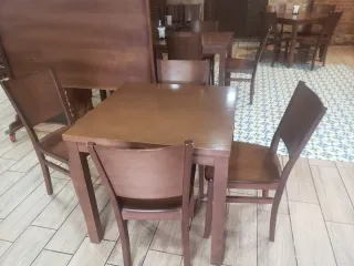Mesa y sillas de madera