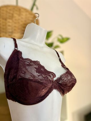 Precioso sujetador de encaje color berenjena 95D/E