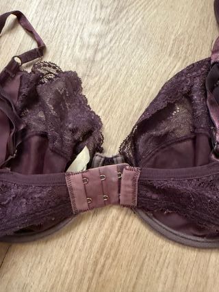 Precioso sujetador de encaje color berenjena 95D/E