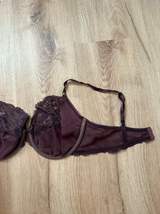 Precioso sujetador de encaje color berenjena 95D/E