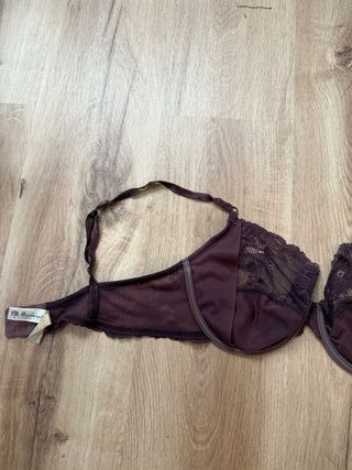 Precioso sujetador de encaje color berenjena 95D/E