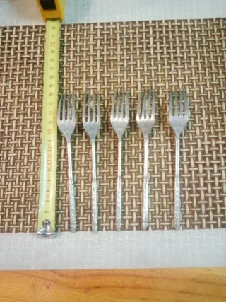 Juego 6 Cucharas  alpaca y  5 Tenedores plata.