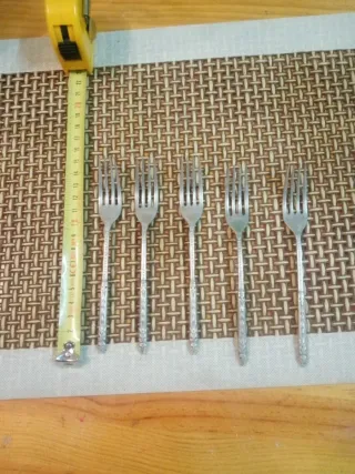 Juego 6 Cucharas  alpaca y  5 Tenedores plata.