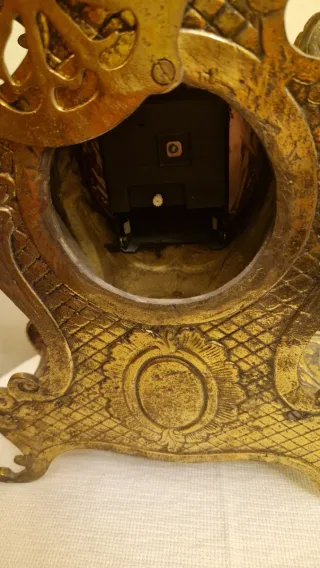 Reloj de mesa antiguo de metal