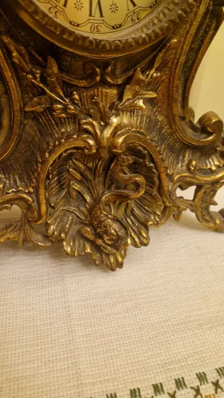 Reloj de mesa antiguo de metal