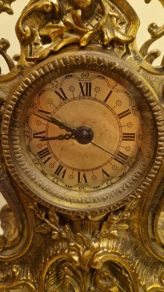 Reloj de mesa antiguo de metal