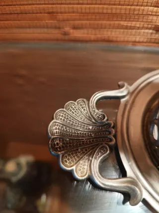 Vinagreras de metal calado y cristal