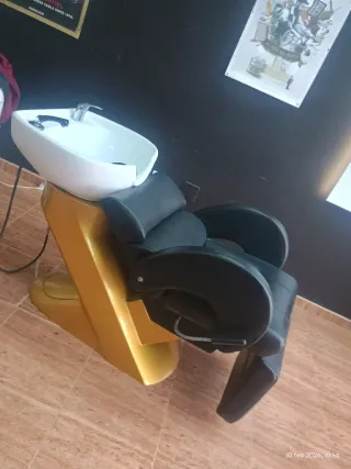Sillón de peluquería, lavacabezas y mostrador