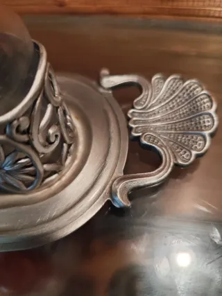 Salero y pimentero de metal y cristal