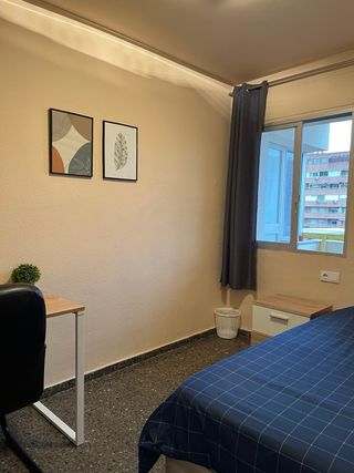 Alquilo habitacion en piso compartido.