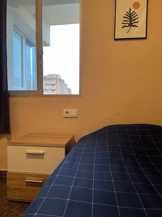 Alquilo habitacion en piso compartido.