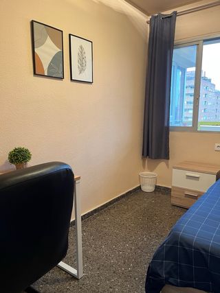 Alquilo habitacion en piso compartido.