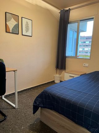 Alquilo habitacion en piso compartido.