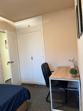 Alquilo habitacion en piso compartido.