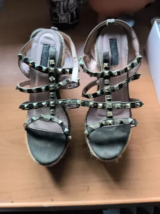 Sandalias verdes con tachuelas doradas