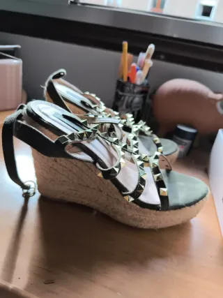 Sandalias verdes con tachuelas doradas