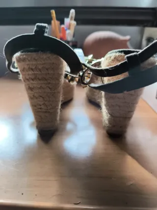 Sandalias verdes con tachuelas doradas