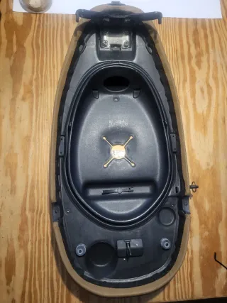 Asiento Vespa Primavera Marron con llave