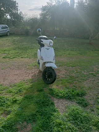 Keeway Scooter Blanca