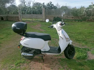 Keeway Scooter Blanca