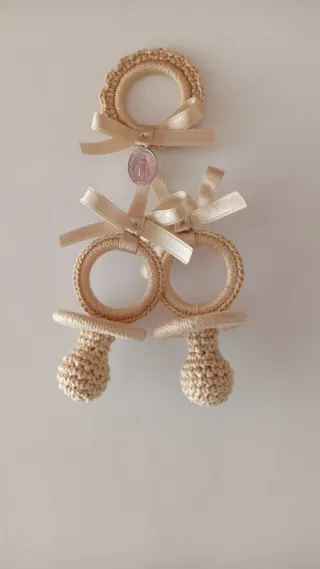 Chupetes a ganchillo para carrito de bebé y cuna.
