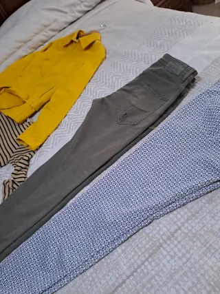 Lote, trenchs ,pantalones, camiseta