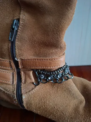Botas de ante con cadenas