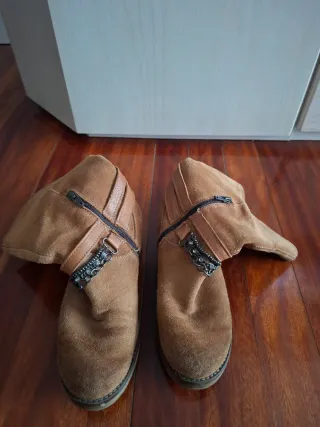 Botas de ante con cadenas