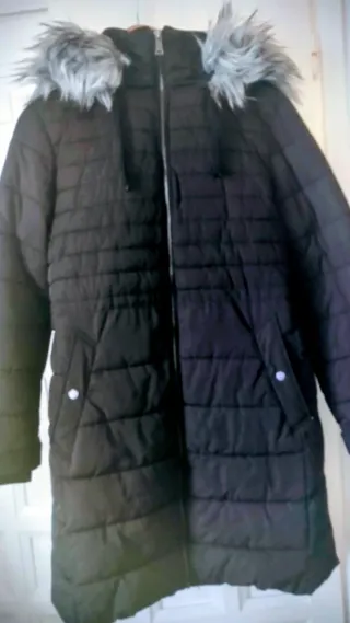 Chaquetón negro con capucha y pelo