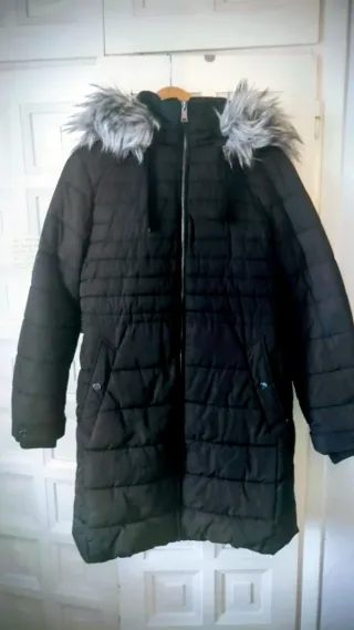 Chaquetón negro con capucha y pelo