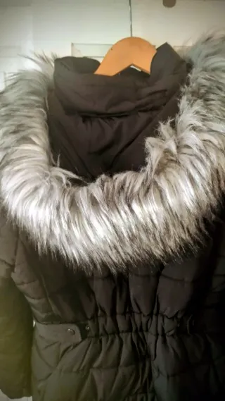 Chaquetón negro con capucha y pelo