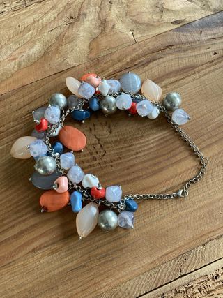 Collar de abalorios multicolor y plata