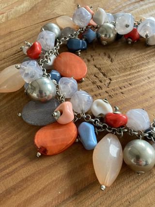 Collar de abalorios multicolor y plata
