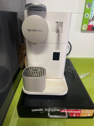 Cafetera Nespresso DeLonghi Blanca con cajonera