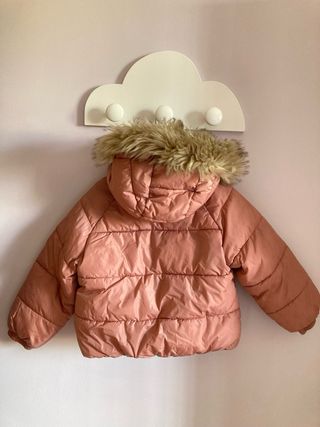 Abrigo acolchado infantil con capucha.