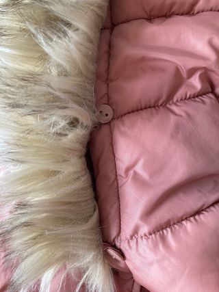 Abrigo acolchado infantil con capucha.