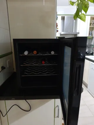 Se vende vinoteca, en perfecto estado