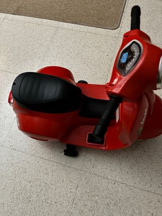 Vespa infantil roja