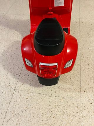 Vespa infantil roja