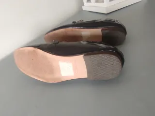 Mocassini donna Clarks neri vernice oro