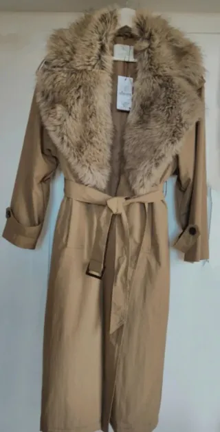 Gabardina Beige con Cuello de Pelo