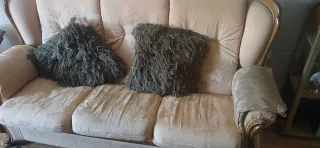 Sofá de tela beige y marrón con 2 sillas