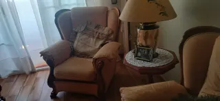 Sofá de tela beige y marrón con 2 sillas