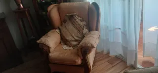 Sofá de tela beige y marrón con 2 sillas