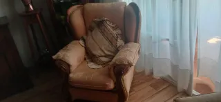 Sofá de tela beige y marrón con 2 sillas