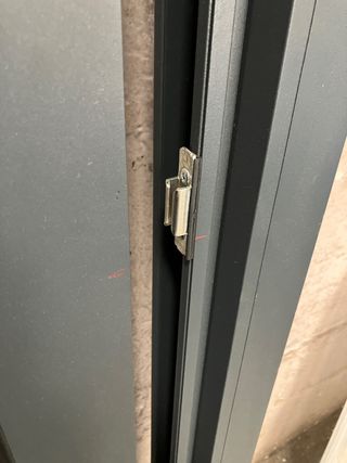 Ventana corredera exposición gris texturado