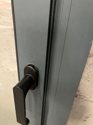 Ventana corredera exposición gris texturado